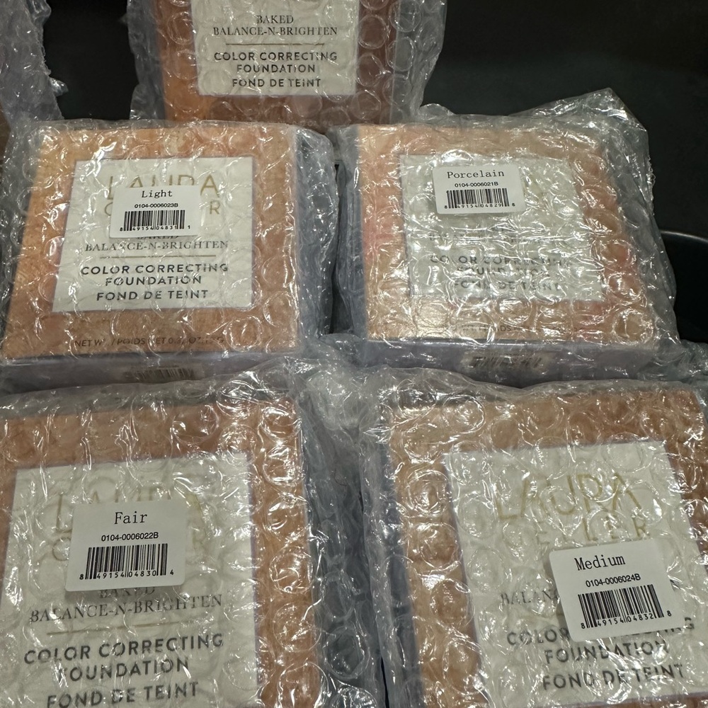 Laura Geller Baked Balance-N-Brighten Color correcting Foundation - Picture 11 of 14